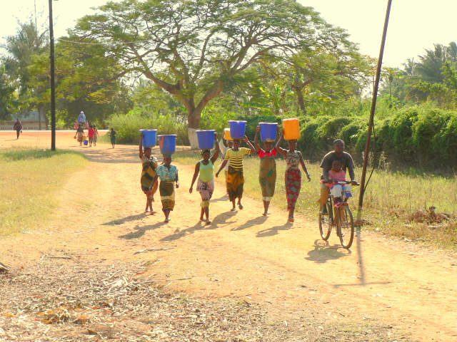 Un grupo de mamás se juntan para ir a por agua a los pozos
