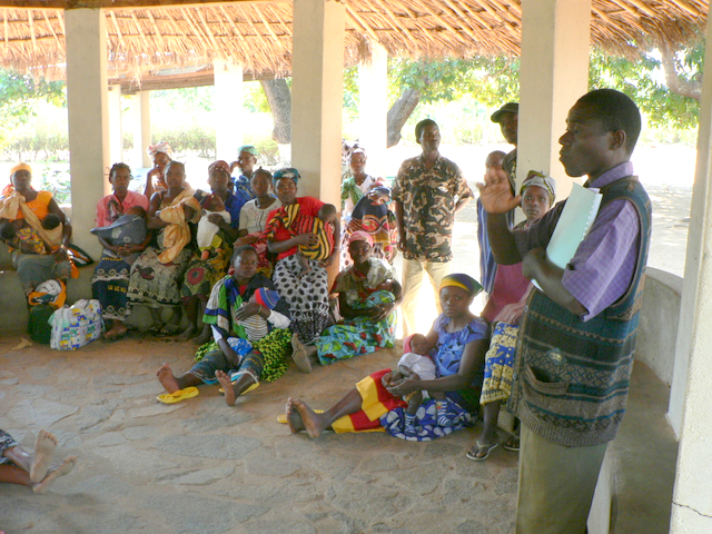 El Sr. Cásimo dando la formación contra el SIDA a las mamás y papás del Proyecto Isabelinha